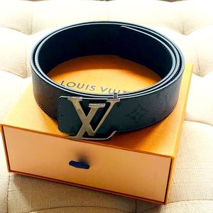 Louis Vuitton Initiales 40MM Reversible belt mens. 100 CM